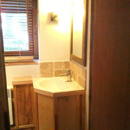 Three Bedroomed דירה *