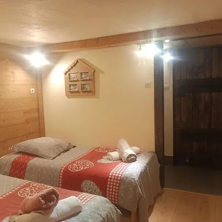Three Bedroomed דירה *